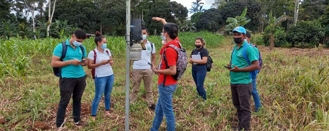 Práctica de campo de estudiantes de gerencia agropecuaria