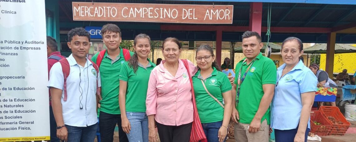 Funcionarios, docentes y estudiantes en la Feria gastronómica 2023