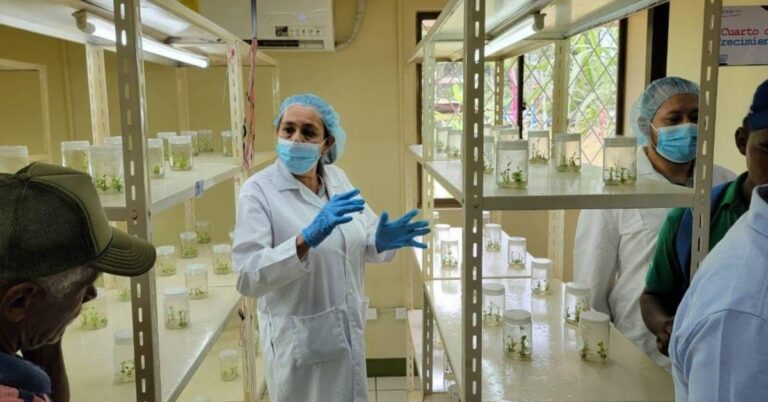 Visita de IGA al Laboratorio de cultivo de tejidos INTA